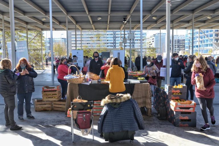 El mercado Agroalimentario de Parque Venecia acerca a los vecinos los productos aragoneses