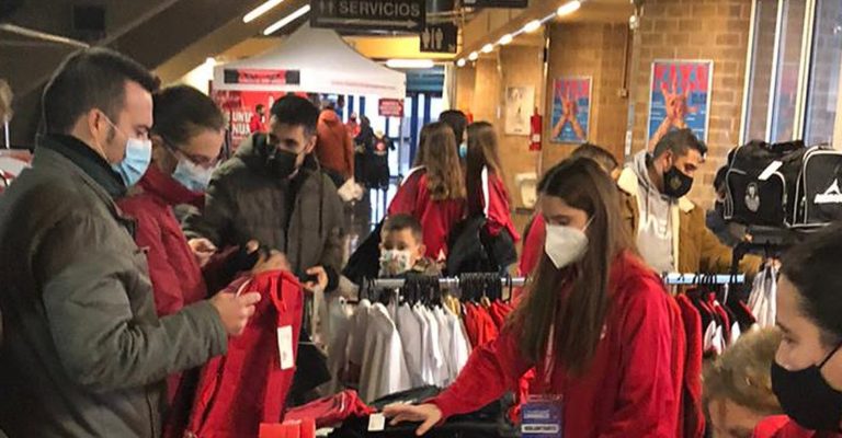 Éxito del rastrillo solidario de Basket Zaragoza