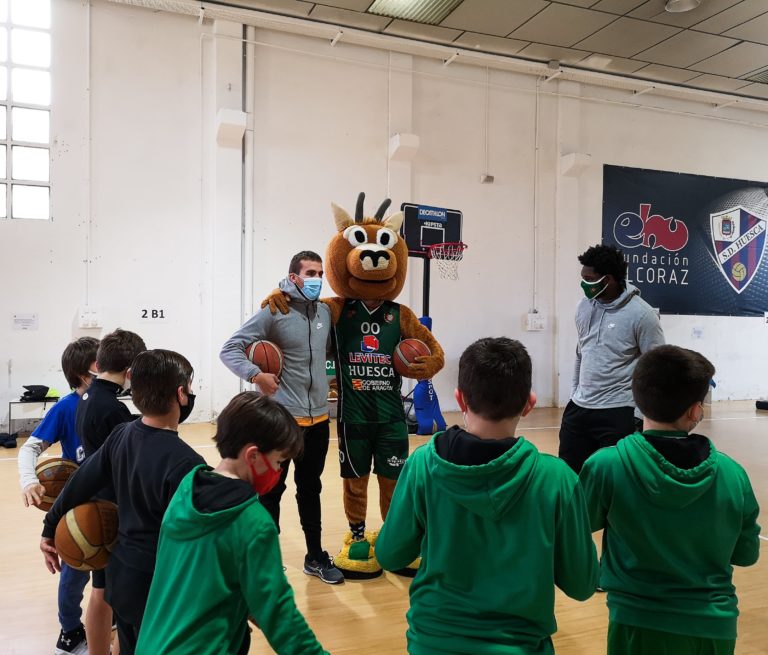 Varios jugadores de Levitec Huesca visitan el campus de Navidad del CB Peñas