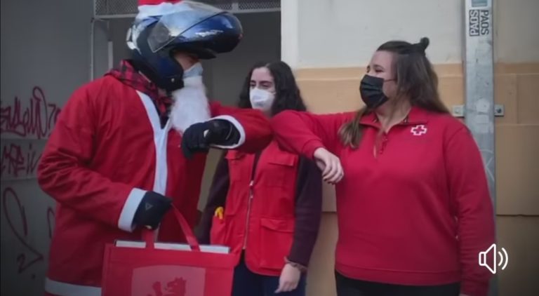 Azcón participa en la entrega de juguetes a la Cruz Roja