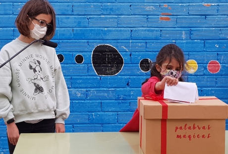 La Caja de las Palabras Mágicas llega al primer cole de Aragón para que los niños trasladen a las residencias de mayores mensajes de cariño y apoyo esta Navidad