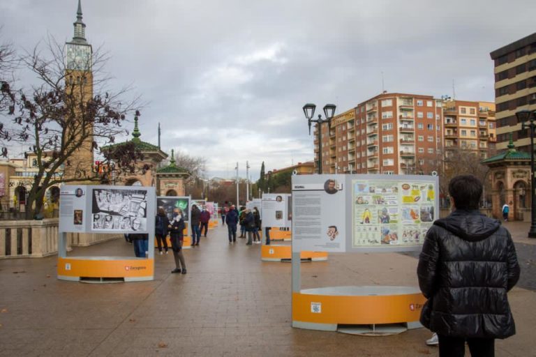 La vía publica vuelve a se una sala de exposiciones con El cómic nos lleva a la calle, en el el parque de José Antonio Labordeta