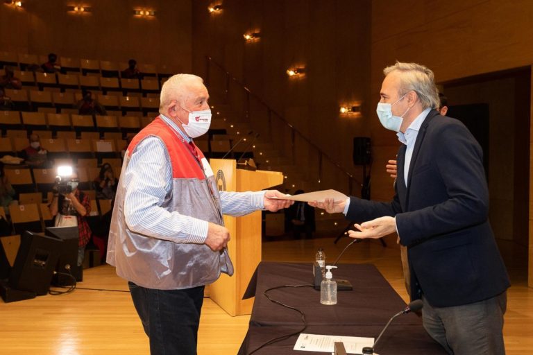 El Ayuntamiento de Zaragoza entrega los diplomas de los cursos de formación a 80 voluntarios