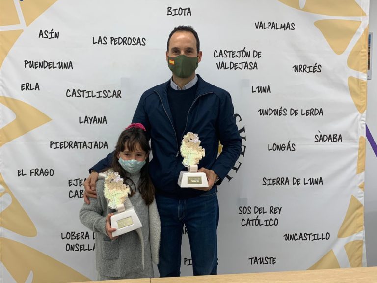 Los mejores clasificados en la carrera contra la violencia de género virtualorganizada por la Comarca de las Cinco Villas recogen sus trofeos