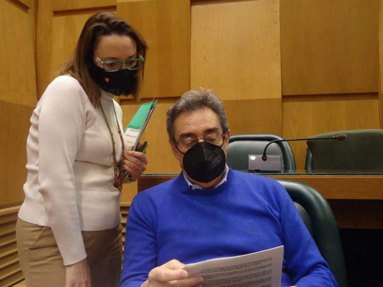 Julio Calvo: “Luisa Broto vive fuera de la realidad al plantear un aumento de la cooperación internacional