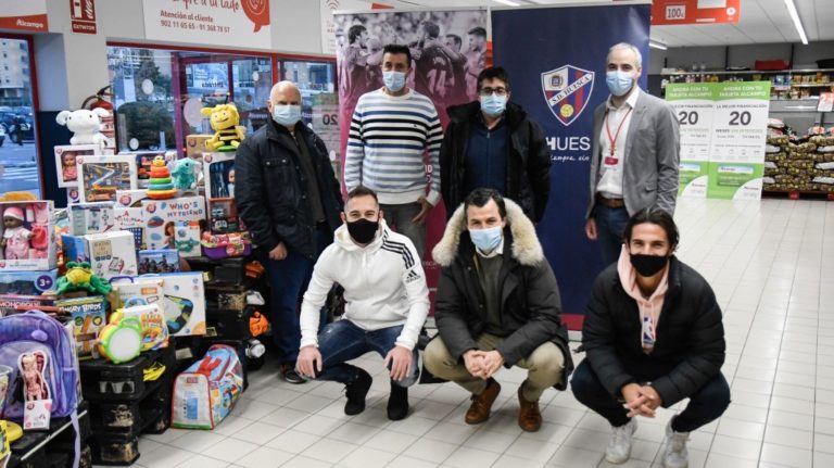 La SD Huesca entregó los juguetes de su campaña de Reyes