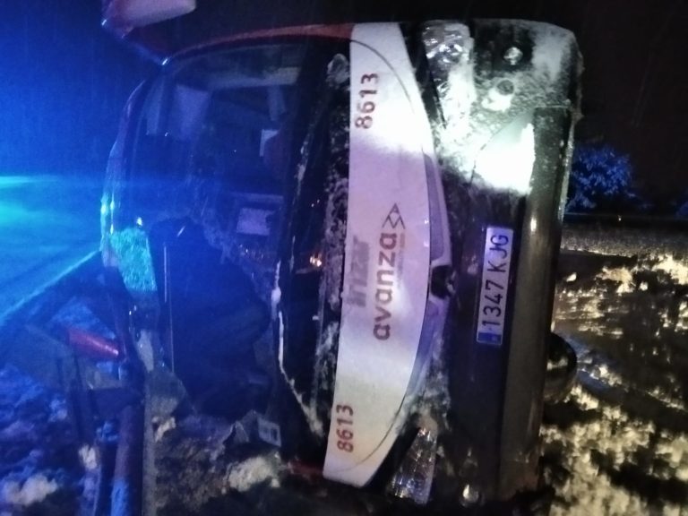 Vuelca un autobus en la A-23 a la altura de Zuera por el hielo