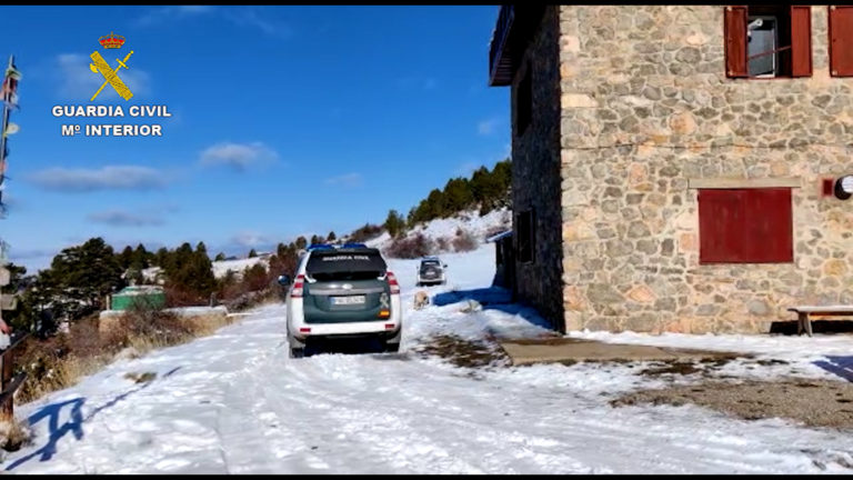 La Guardia Civil de Teruel auxilia a dos personas contagiadas por COVID en un refugio de Camarena de la Sierra