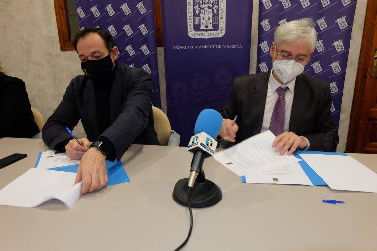 El Ayuntamiento de Tarazona firma el contrato de servicio de información municipal ciudadana multicanal.