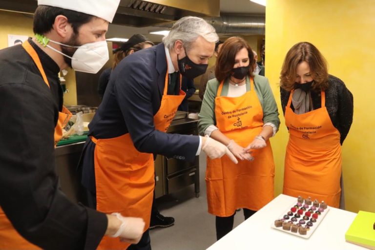El alcalde de Zaragoza, Jorge Azcón, muestra su apoyo a la hostelería y reclama más ayudas para el sector