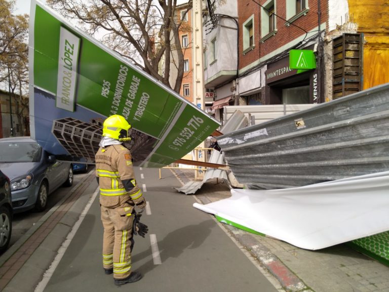 El fuerte viento en Zaragoza obliga a numerosas intervenciones de los bomberos