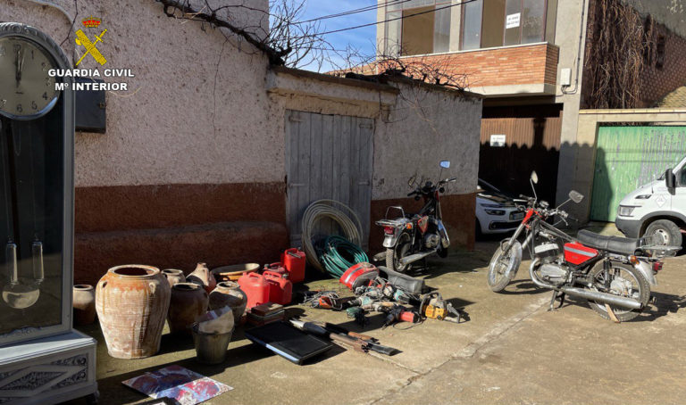 La Guardia Civil de Teruel detiene a dos personas e investiga a otras dos como presuntas autoras de un delito de robo en la localidad de Burbáguena