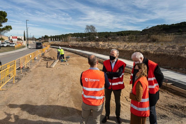 El camino de la Fuente de la Junquera elimina sus curvas cerradas y construye un tramo de acera para mejorar la seguridad vial