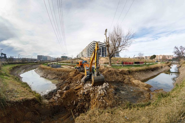 Las obras para el soterramiento de las líneas de media y alta tensión en el barrio de Parque Venecia avanzan en el cauce del Canal Imperial