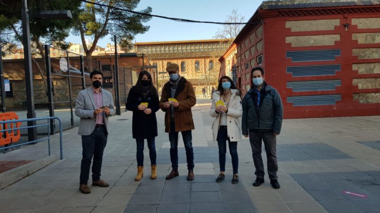 La Junta de Distrito de Las Fuentes ha hecho entrega esta mañana de 20 tarjetas SIM a los cuatro colegios públicos del barrio