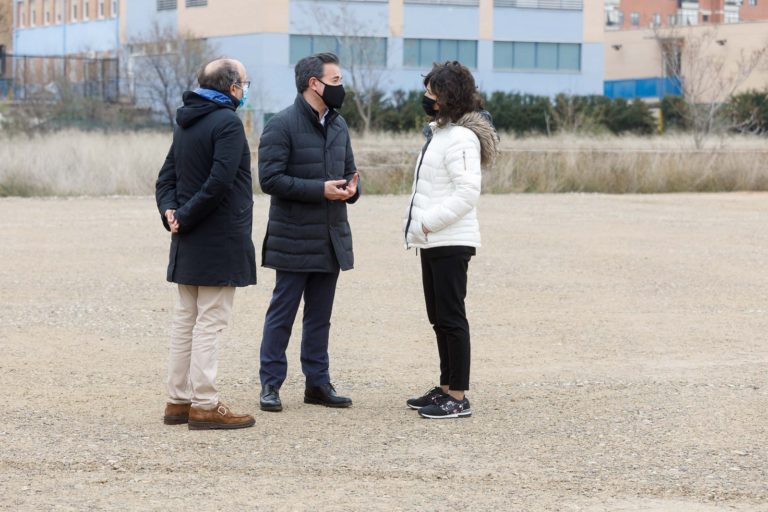 Urbanismo habilita un solar de 2.400 m2 como aparcamiento para los padres y madres del Colegio Juan Pablo Bonet en Movera