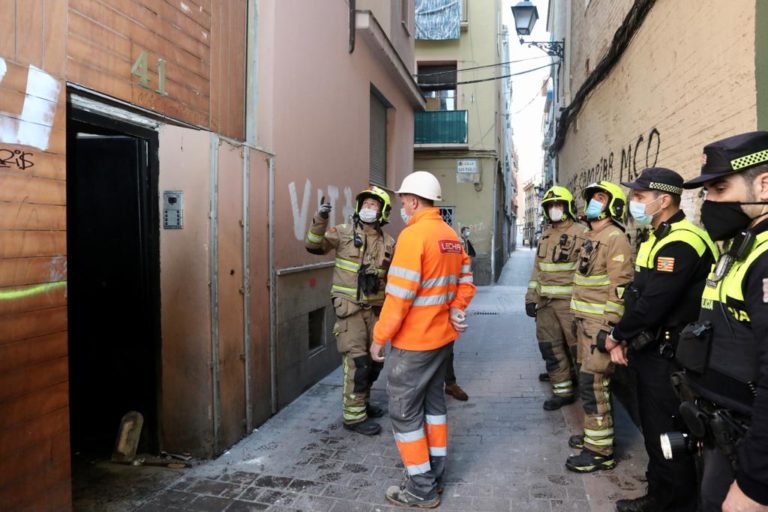 El Ayuntamiento inicia el tapiado del narcopiso incendiado en el Gancho
