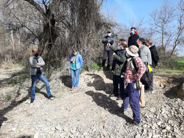 La CHE visita con representantes de asociaciones ambientalistas la actuación realizada para la reconexión fluvial en los sotos de Alfocea y Sobradiel