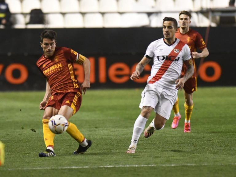 El Real Zaragoza desaprovecha una ventaja de dos goles y cae derrotado en Vallecas con un error flagrante (3-2)