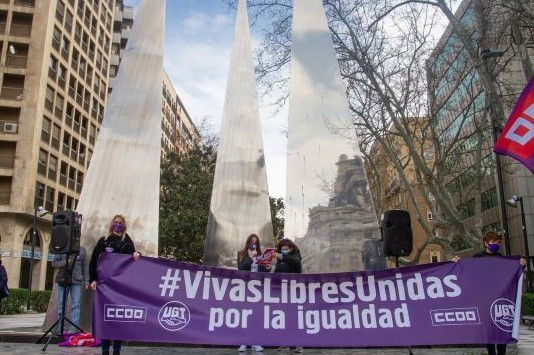 CCOO y UGT Aragón se concentran para homenajear a las mujeres “vivas, libres y unidas por la igualdad”