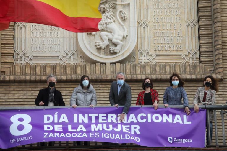 El Ayuntamiento luce la pancarta ‘Zaragoza es igualdad’