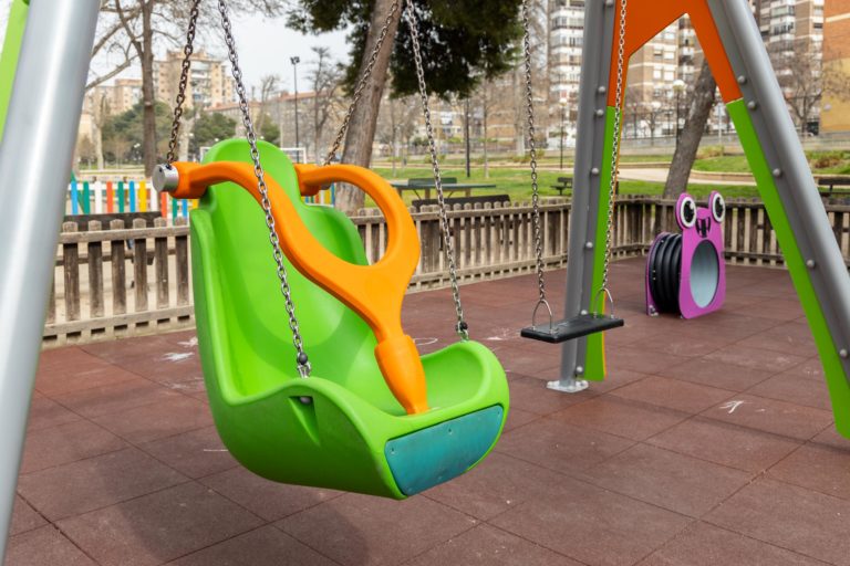 El ayuntamiento renueva 13 zonas de parques infantiles en los barrios