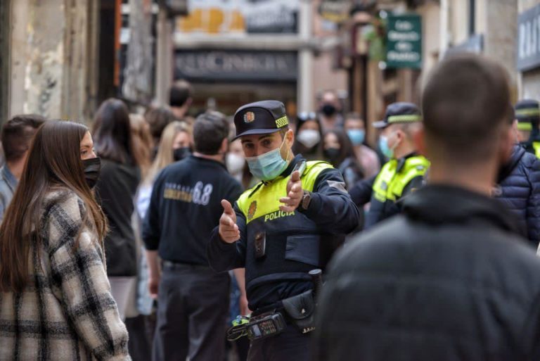 La policía local vigila las zonas de ocio de la ciudad