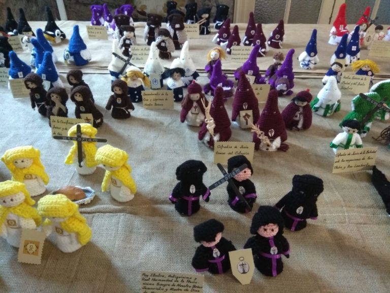 Las 25 cofradías zaragozanas procesionan en miniatura en una original exposición de ganchillo en la Casa Amparo