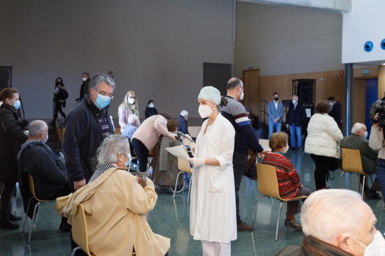 Un total de 115 personas reciben la vacuna en el  centro cívico de Oliver