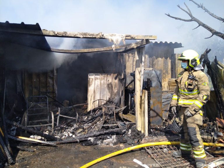 Los bomberos de Zaragoza sofocan un incendio en Cuarte de Huerva