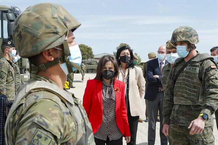 La ministra de Defensa visita la Brigada‘Aragón’ I ante su despliegue internacional y su nueva guardería