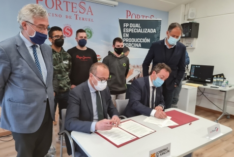 El Gobierno de Aragón y el Clúster Nacional de Productores de Ganado porcino impulsan la formación profesional de los jóvenes aragoneses