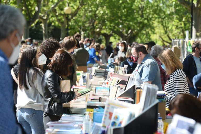 Zaragoza celebra el día del Libro con gran participación de público