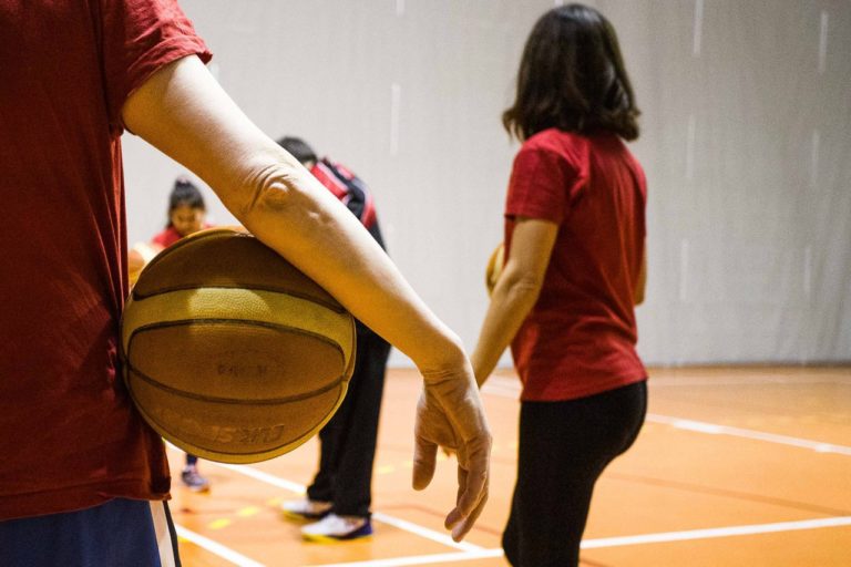 El programa municipal ‘Directas al aro’ reanuda sus entrenamientos de baloncesto para mujeres