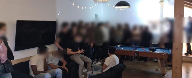 Denunciados 58 jóvenes por organizar una fiesta en pisos turísticos
