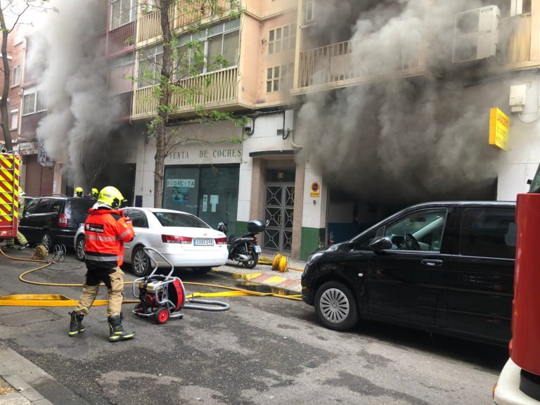 Arden dos vehículos en un incendio en un local