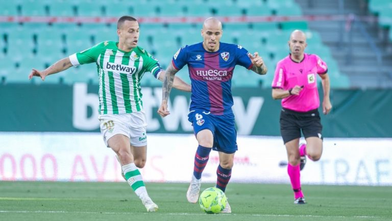 Un gol de Borja Iglesias hace que la SD Huesca tenga que jugarse la permanencia en la última jornada (0-1)