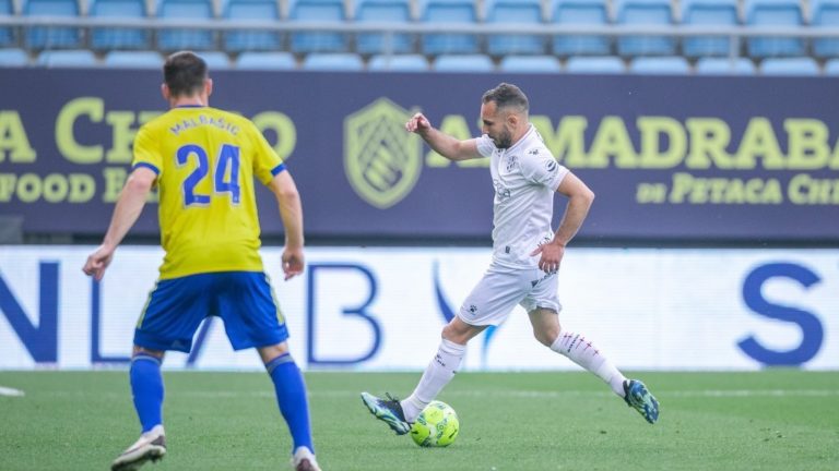 Dura derrota de la SD Huesca ante el Cádiz CF en el Ramón de Carranza (2-1)