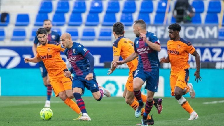La SD Huesca desciende a Segunda División tras un empate insuficiente ante el Valencia CF (0-0)
