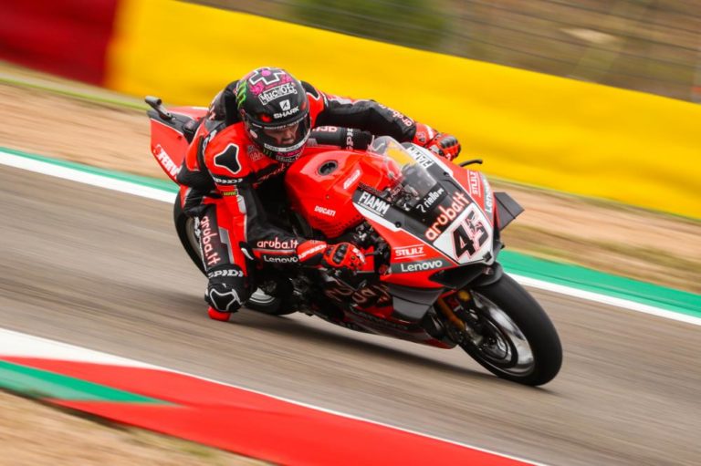 El Campeonato Mundial de Motul FIM World Superbike deja pódiums sorprendentes, nuevos favoritos y mucho roce en pista