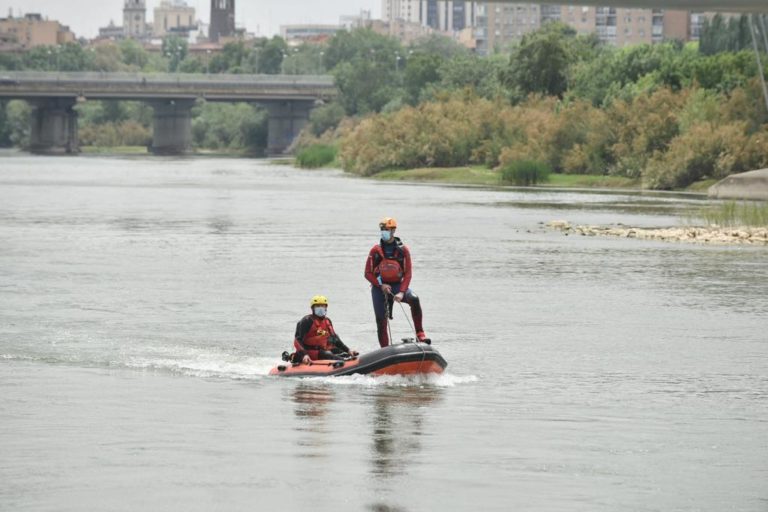 Los bomberos de Zaragoza siguen buscando al menor desaparecido en el río Ebro