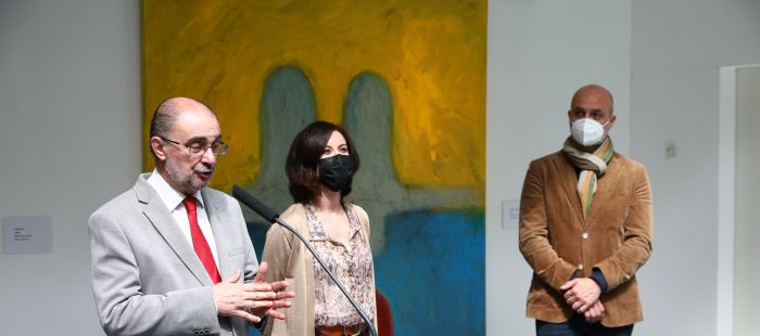 Javier Lambán visita la exposición de Víctor Mira en el Centro de Arte y Exposiciones de Ejea