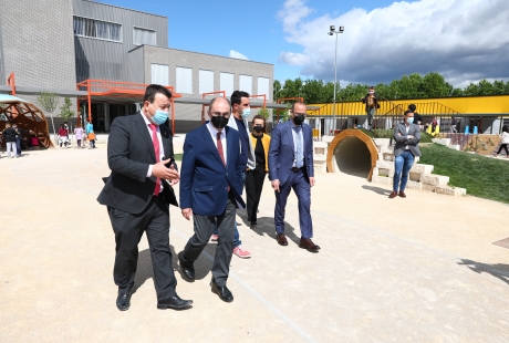 Lambán reitera el compromiso del Gobierno con la construcción y modernización de centros educativos Lambán reitera el compromiso del Gobierno con la construcción y modernización de centros educativos