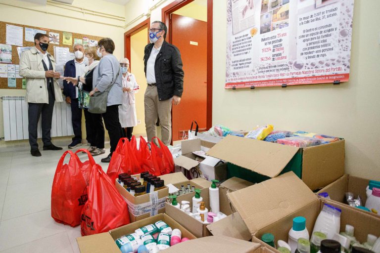 El Centro Social de duchas y lavadoras Agustina de Aragón recibe una donación solidaria de la Asociación Sonrisas
