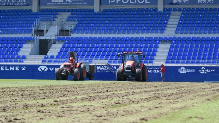 Comienza la puesta a punto del césped de El Alcoraz