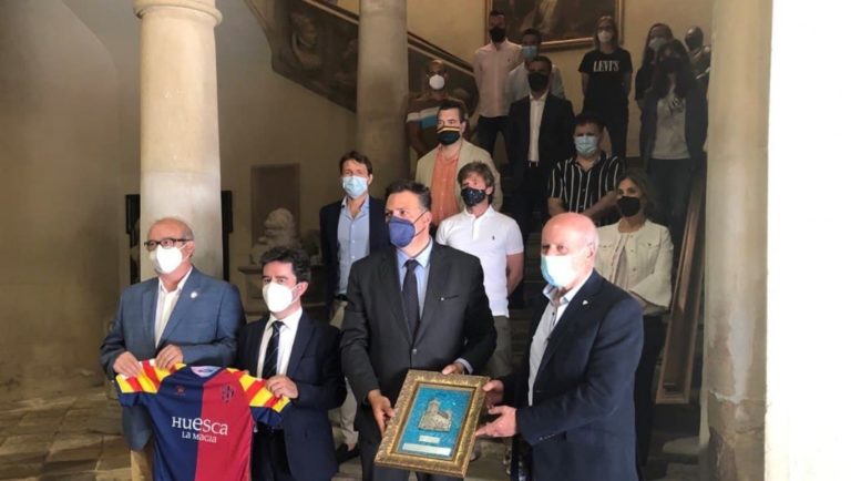 El Ayuntamiento de Huesca recibe a la SD Huesca para agradecer lo que hace el club por la ciudad y por el territorio altoaragonés