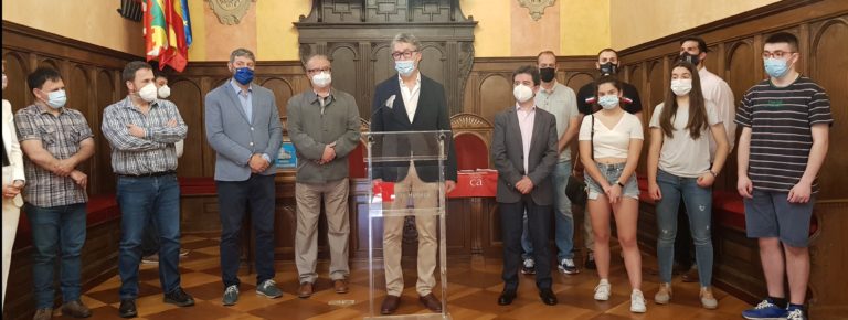 El Ayuntamiento de Huesca recibe al Club Balonmano Huesca reconociendo sus 25 años de historia
