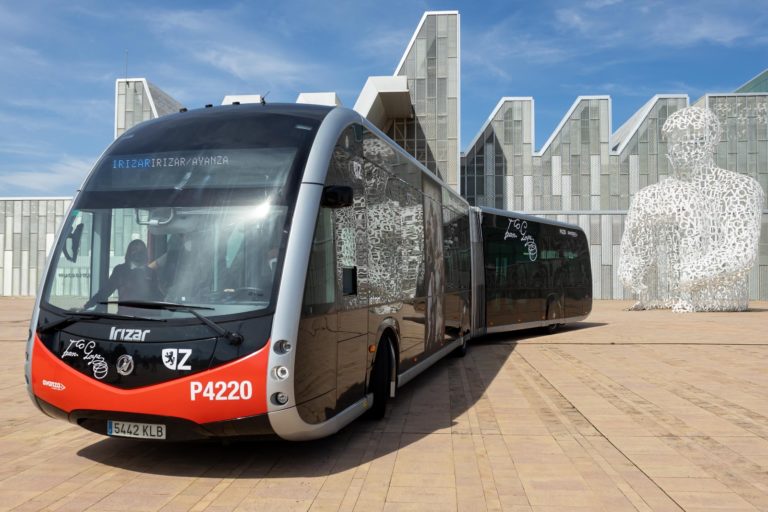 Zaragoza presenta el ie tram, el modelo de bus eléctrico que recorrerá sus calles de la ciudad