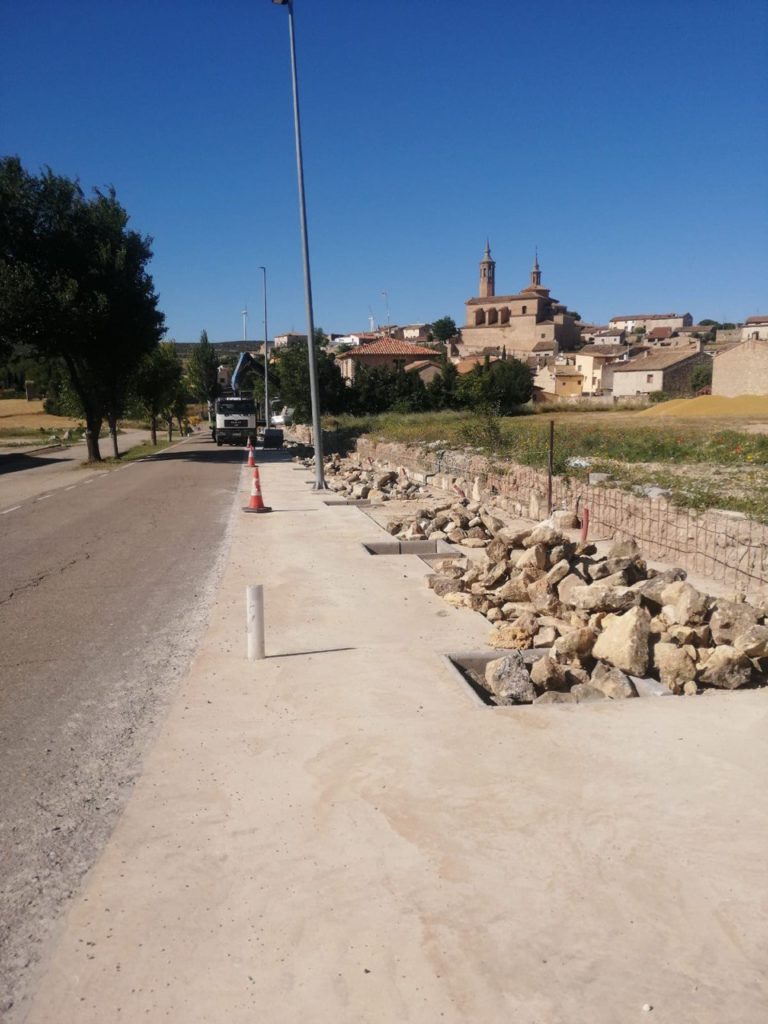 El Ayuntamiento de Fuendetodos habilita una zona de paseo en los accesos al municipio