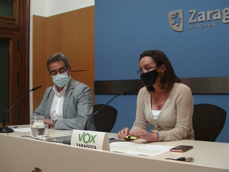 VOX Zaragoza reclama que Azcón “pide disculpas” por el “rídículo” con la pancarta bandera LGTBI